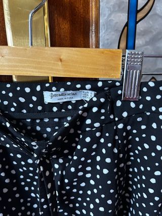 Falda Stradivarius puntos blancos Talla S