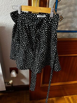 Falda Stradivarius puntos blancos Talla S