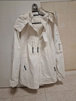 Chaquetón blanco con capucha