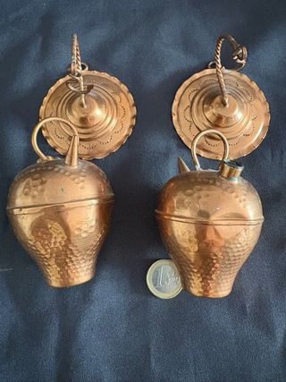 Pareja de objetos decorativos de cobre.