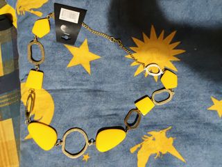 Collar plateado y amarillo