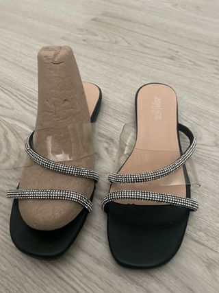 Sandalias negras con tiras de pedrería
