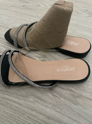 Sandalias negras con tiras de pedrería