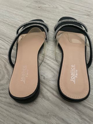Sandalias negras con tiras de pedrería