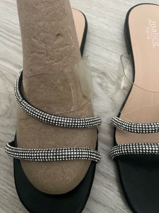 Sandalias negras con tiras de pedrería