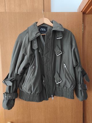 Chaqueta Zara Verde Militar, bomber, talla xs 