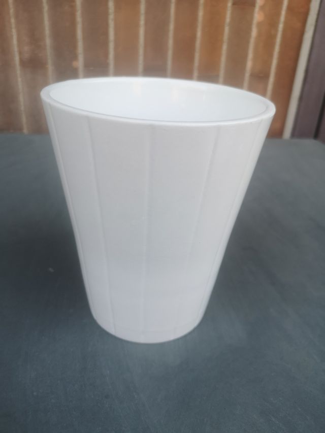 Sottovaso bianco in ceramica