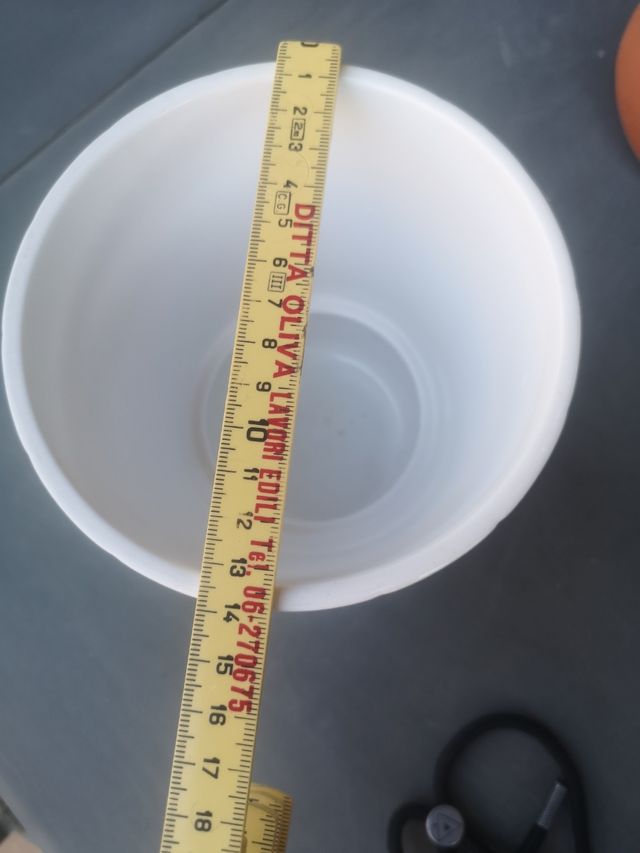 Sottovaso bianco in ceramica