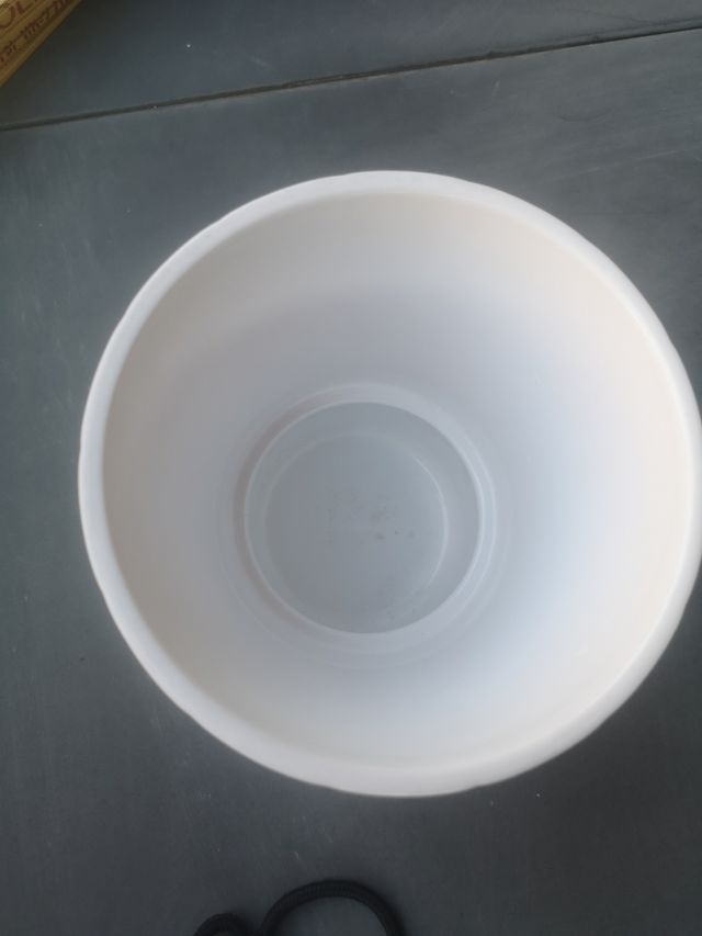 Sottovaso bianco in ceramica