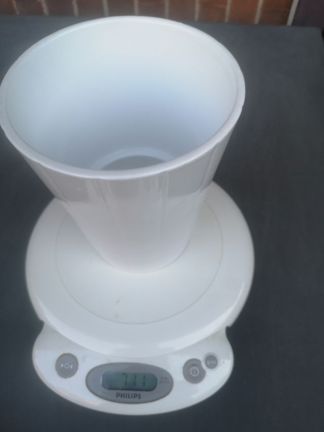 Sottovaso bianco in ceramica