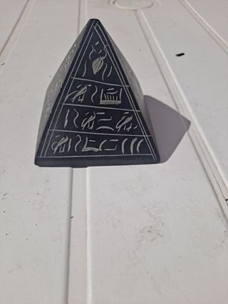 Pirámide Piedra Egipcia Grabada