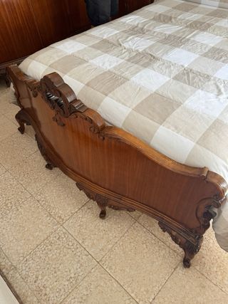 Muebles de dormitorio antiguos, hechos a mano