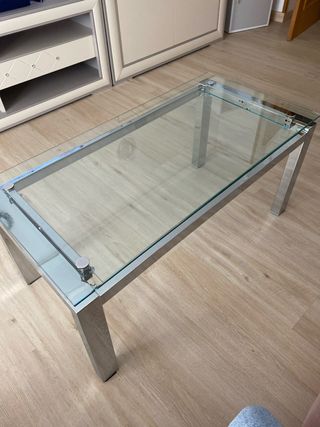 Mesa auxiliar cristal y metal plateado