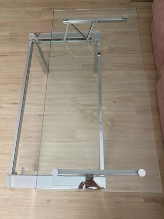 Mesa auxiliar cristal y metal plateado