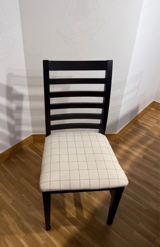 Mesa de comedor y 5 sillas.