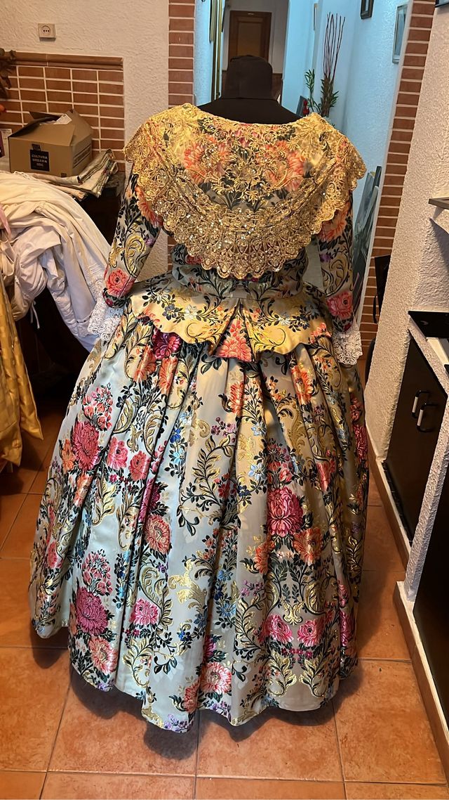 Traje de Fallera con Manteletas