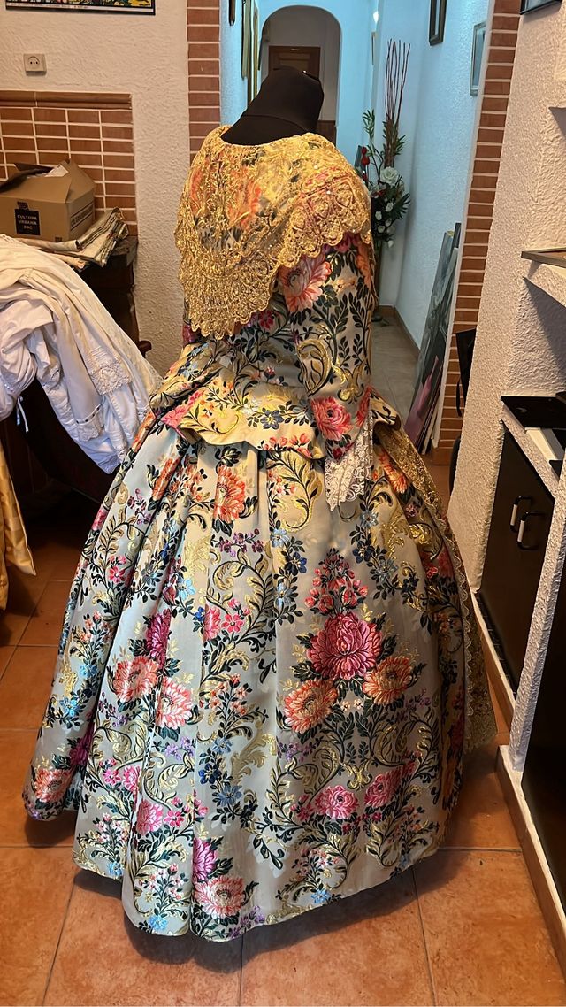 Traje de Fallera con Manteletas
