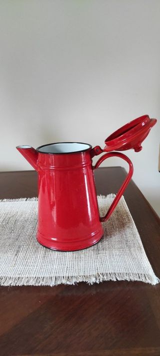 Caffettiera vintage rossa in metallo