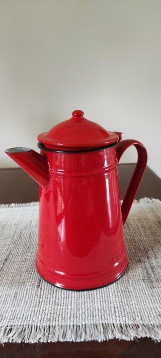 Caffettiera vintage rossa in metallo