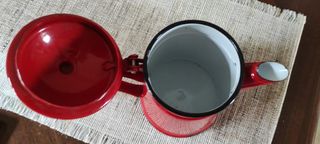 Caffettiera vintage rossa in metallo