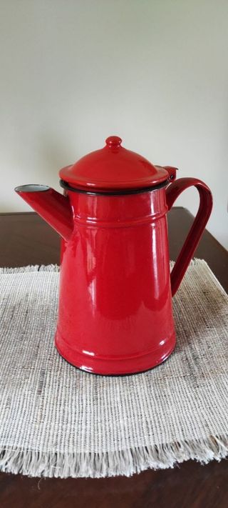 Caffettiera vintage rossa in metallo
