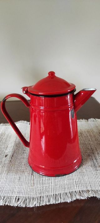 Caffettiera vintage rossa in metallo