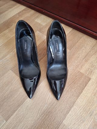 Zapatos de tacón Uterqüe charol negro