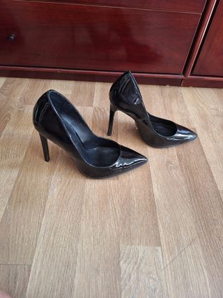 Zapatos de tacón Uterqüe charol negro