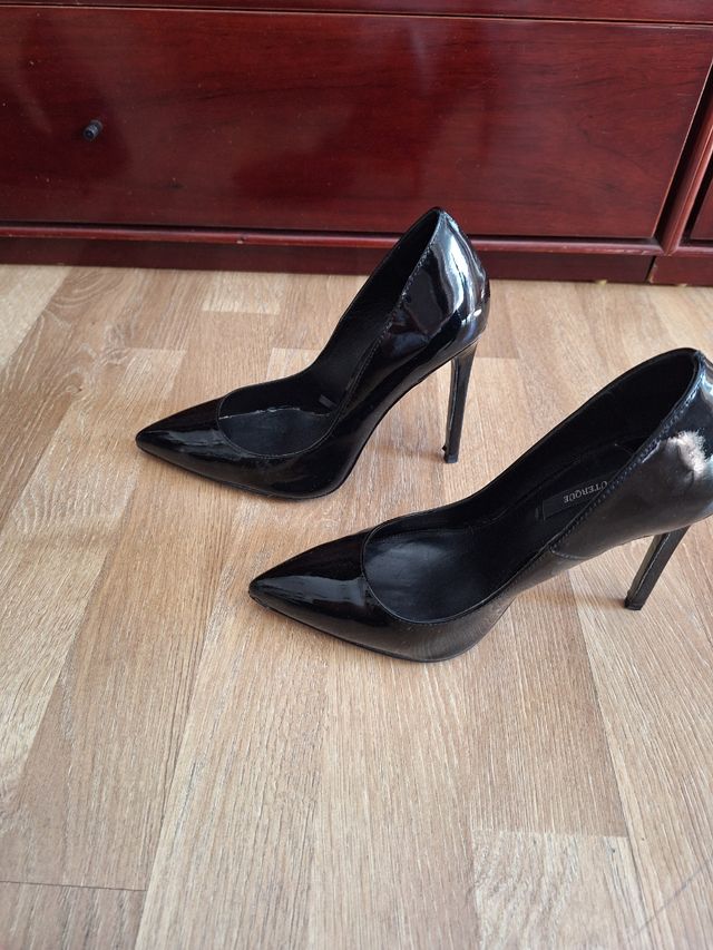 Zapatos de tacón Uterqüe charol negro