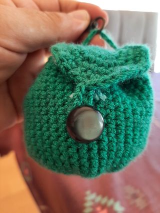 Mini mochila de ganchillo hecho a mano. 
