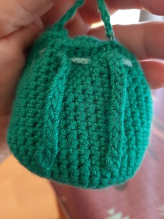 Mini mochila de ganchillo hecho a mano. 