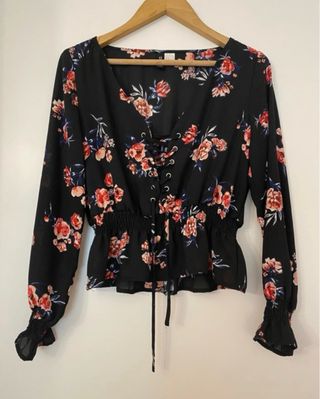 Blusa negra floral con cordones