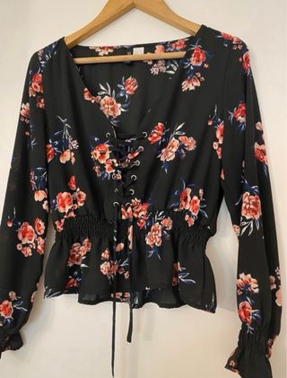 Blusa negra floral con cordones