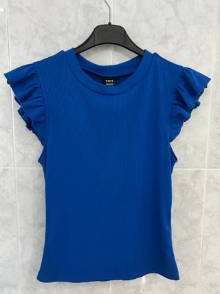 Camiseta azul con volantes
