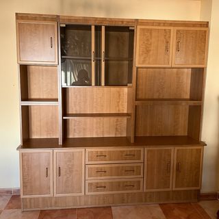 Mueble de salón madera y cristal