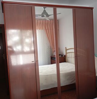 Armario de madera con puertas de espejo