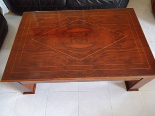 Mesa baja de madera con diseño de marqueteria