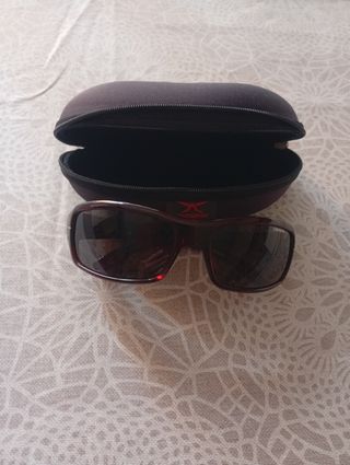 Gafas de sol rojas y marrones