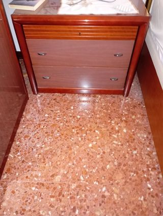Cómoda de madera marrón