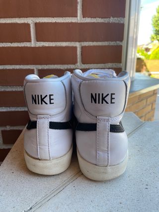 Zapatillas Nike Blazer Talla 41
unisex 