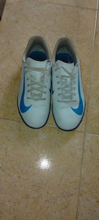 Zapatillas de fútbol Nike blancas y azules