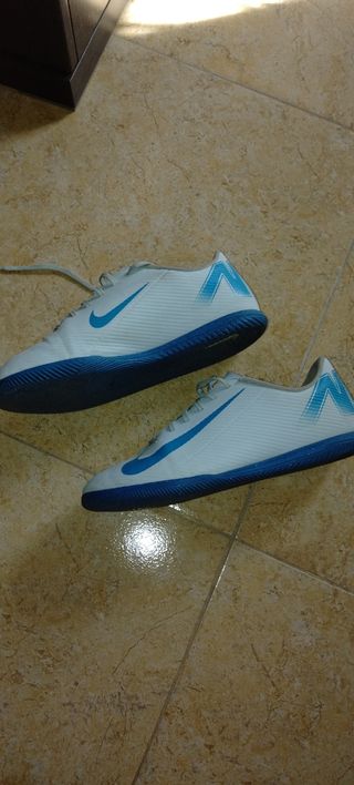 Zapatillas de fútbol Nike blancas y azules