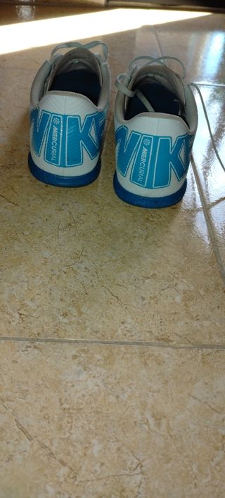 Zapatillas de fútbol Nike blancas y azules
