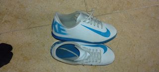 Zapatillas de fútbol Nike blancas y azules