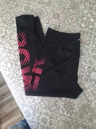 Mallas deportivas negras con detalles rosas