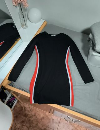 Vestido Pull&Bear negro con detalles.