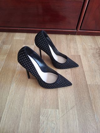 Zapatos de tacón negros con pedrería plateada