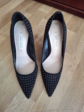 Zapatos de tacón negros con pedrería plateada