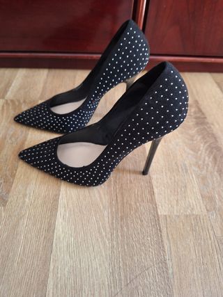 Zapatos de tacón negros con pedrería plateada