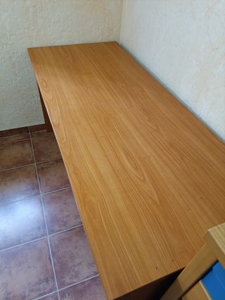 Mesa de escritorio de madera